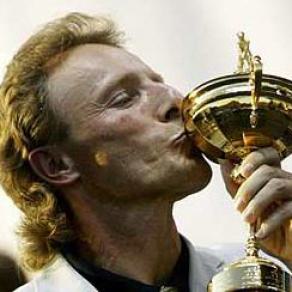 Ein Mann hält einen goldenen Pokal vor sich und küsst ihn.